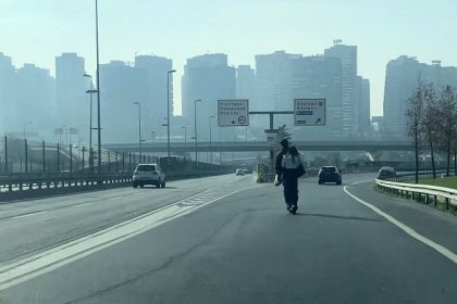 otoyolda-scooter-ile-tehlikeli-yolculuk-kamerada