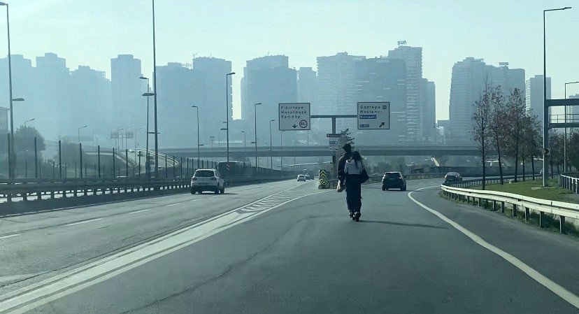 otoyolda-scooter-ile-tehlikeli-yolculuk-kamerada