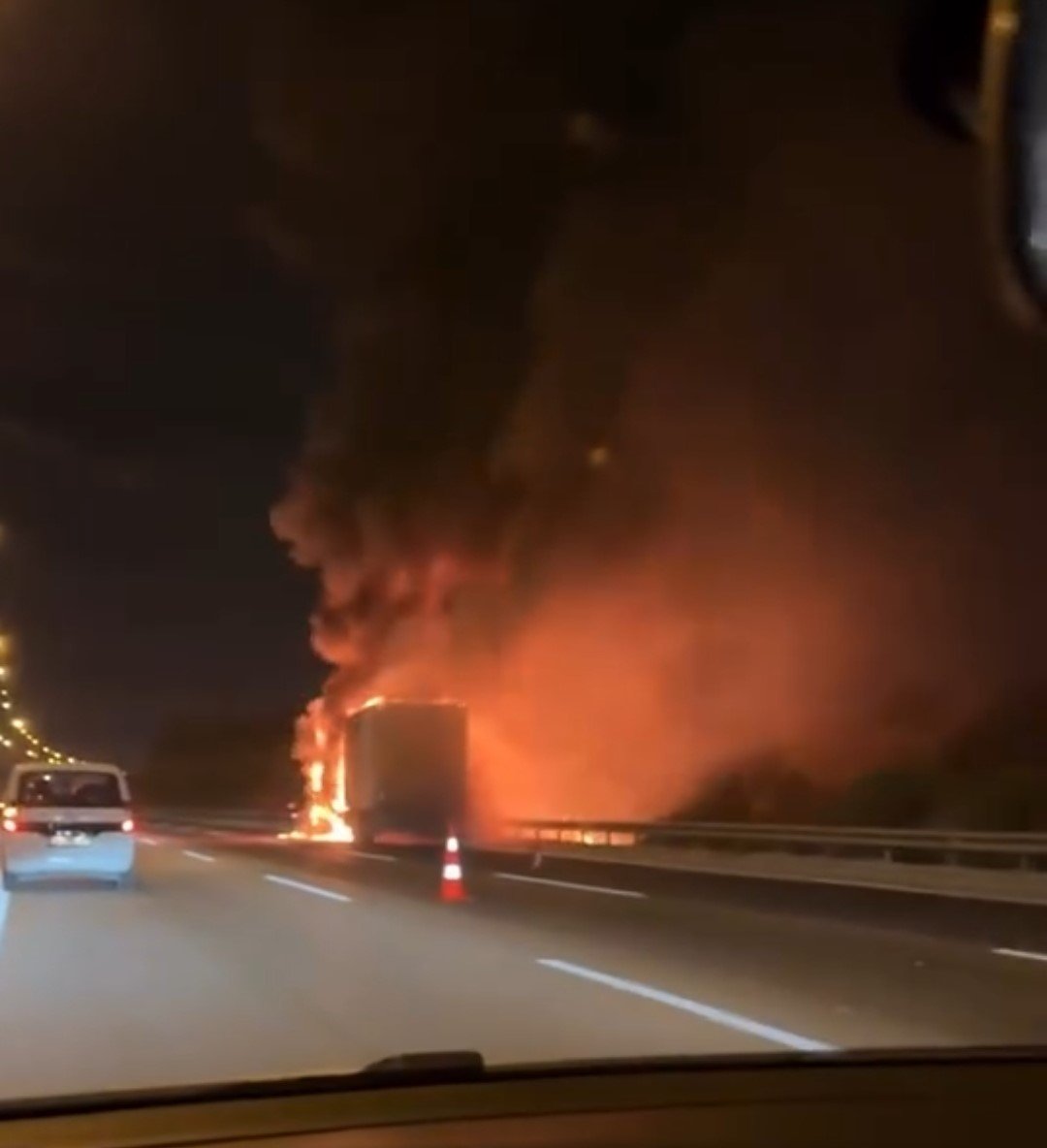 otoyolda-tir-alev-alev-yandi