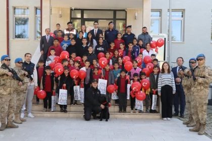 pazaryerinde-minik-ogrenciler-jandarma-etkinlikleri-ve-kopek-gosterileriyle-tanisti