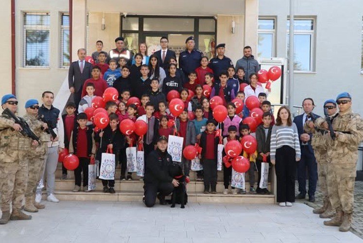 pazaryerinde-minik-ogrenciler-jandarma-etkinlikleri-ve-kopek-gosterileriyle-tanisti