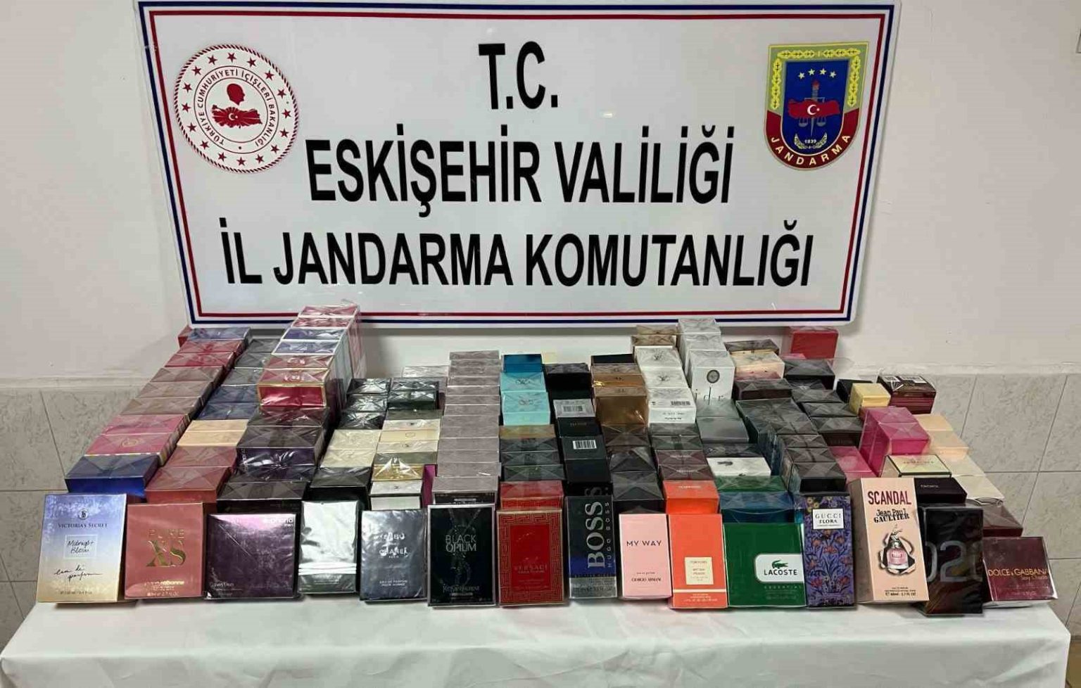 piyasa-degeri-450-bin-tl-olan-150-adet-faturasiz-parfum-ele-gecirildi