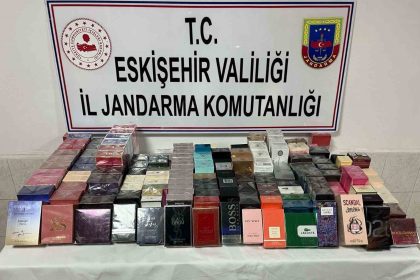 piyasa-degeri-450-bin-tl-olan-150-adet-faturasiz-parfum-ele-gecirildi