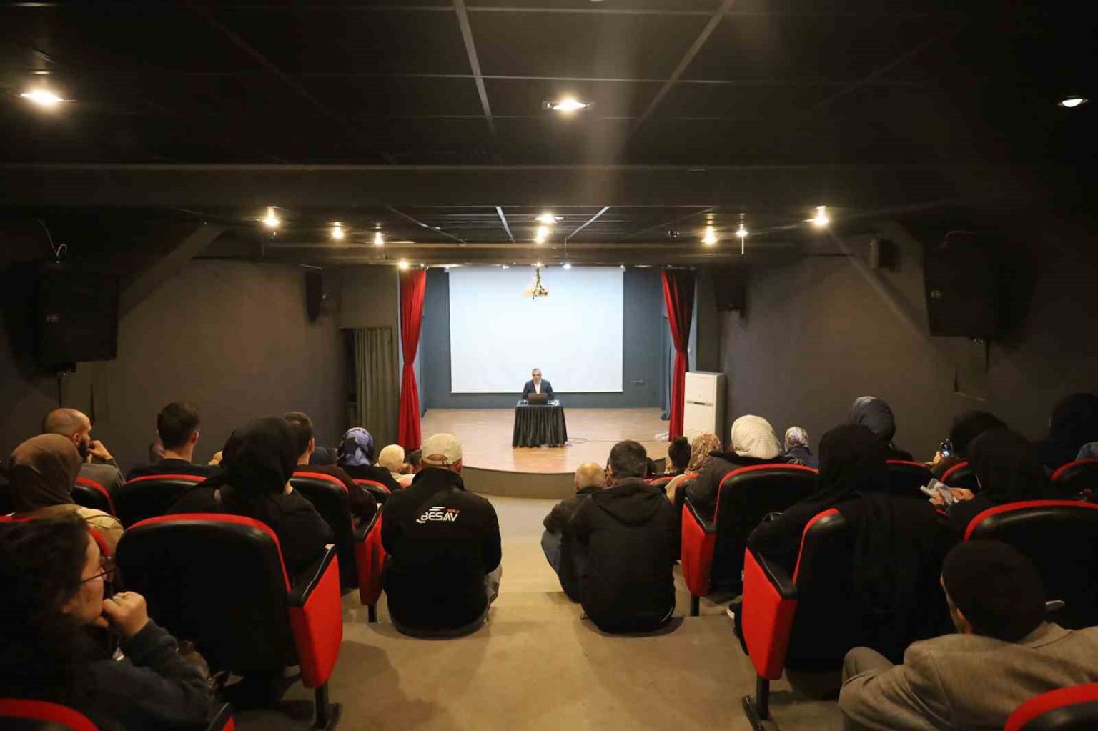 sakarya-buyuksehir-akademide-dersler-yogun-katilimla-basladi