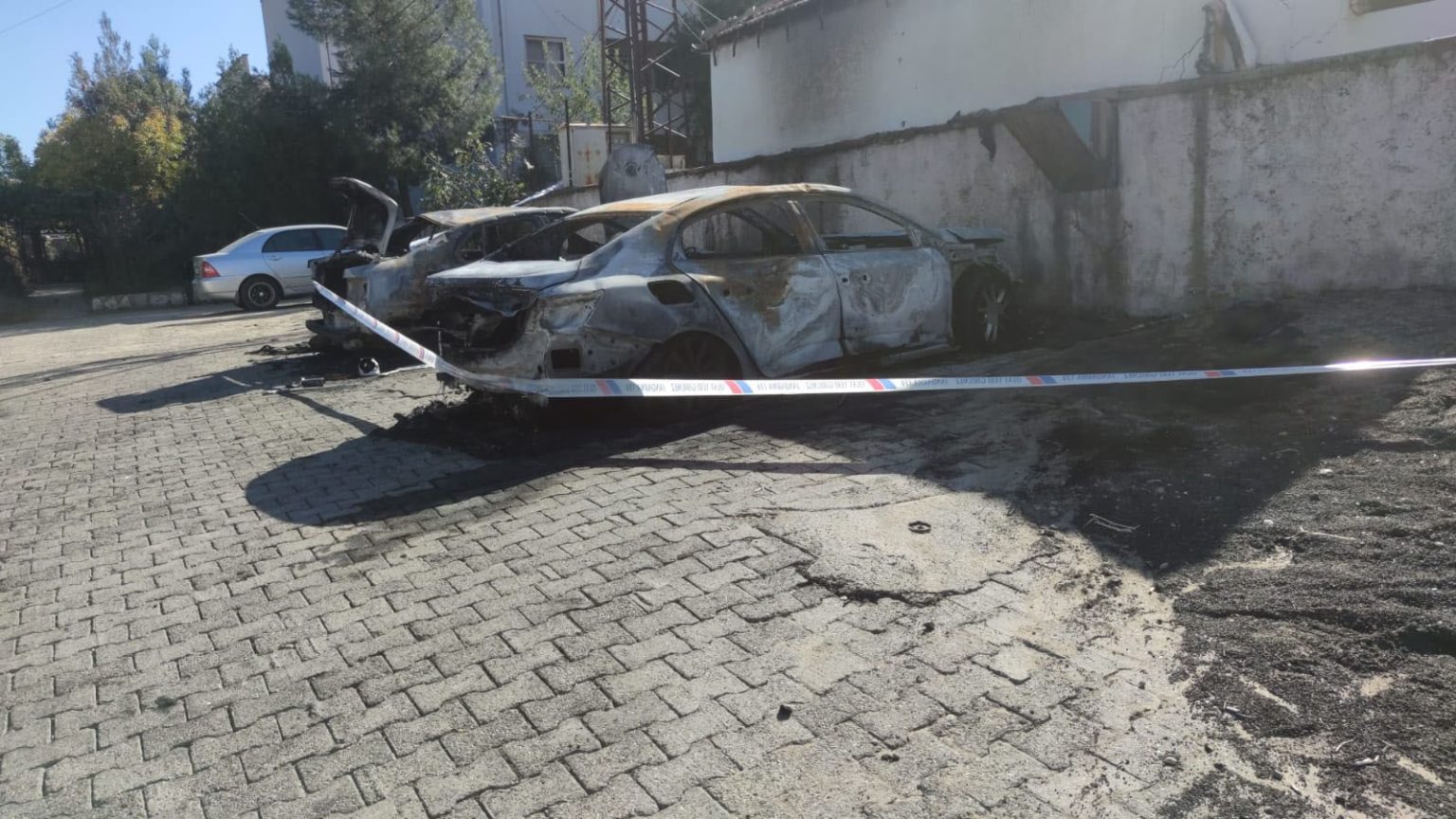 sirnakta-park-halindeki-iki-arac-alev-aldi