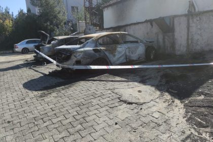 sirnakta-park-halindeki-iki-arac-alev-aldi