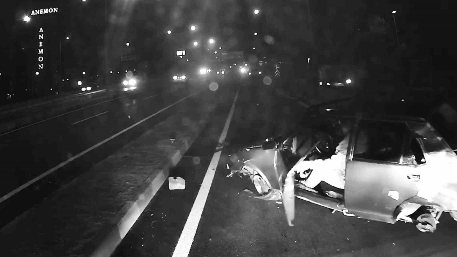 sokak-hayvanina-carpmamak-icin-karsi-seride-gecip-panelvan-minibus-ve-motosiklete-carpti-1-yarali