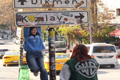 sosyal-medyada-viral-olan-kizilay-tabelasi-yenilendi-bu-kez-de-uzeri-kirletildi