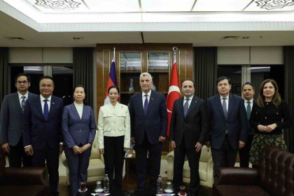 ticaret-bakani-bolat-kambocya-ticaret-bakani-nimul-ile-bir-araya-geldi