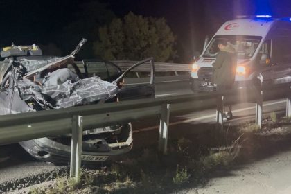 tira-arkadan-carpan-otomobil-hurda-yiginina-dondu-1-olu