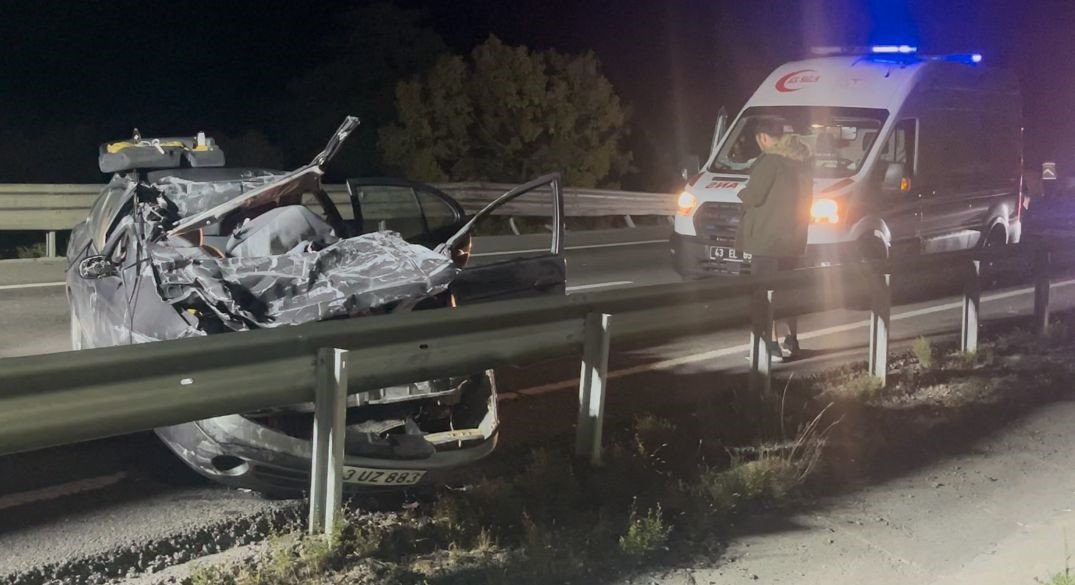 tira-arkadan-carpan-otomobil-hurda-yiginina-dondu-1-olu