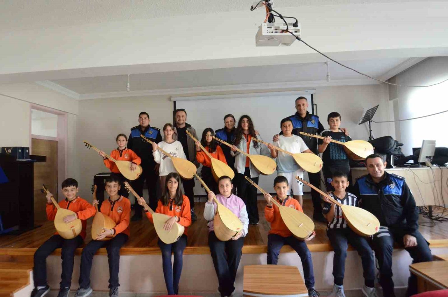 tunceli-emniyetinden-ogrencilere-hem-egitim-hem-eglence