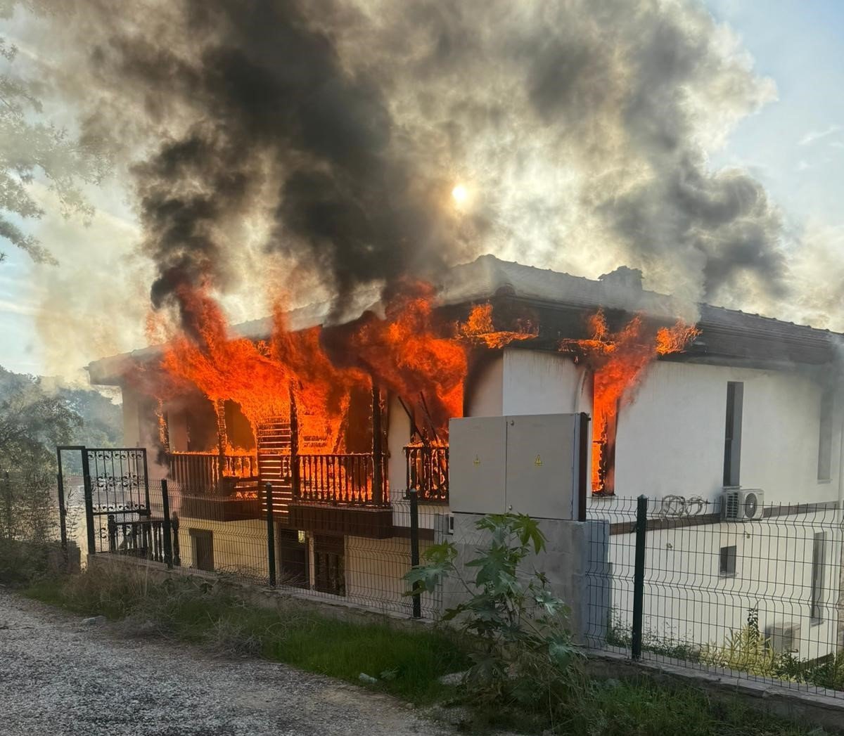 uyusturucuyla-yakalanmamak-icin-evini-atese-verdigi-iddiasi