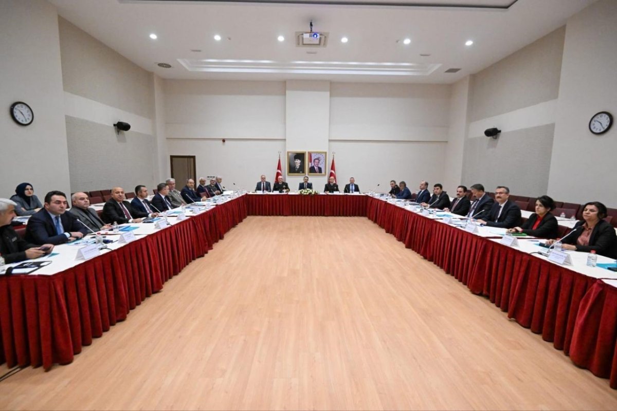 vali-aktas-acikladi-enkazdan-kurtarilan-dilara-yogun-bakimdan-cikti