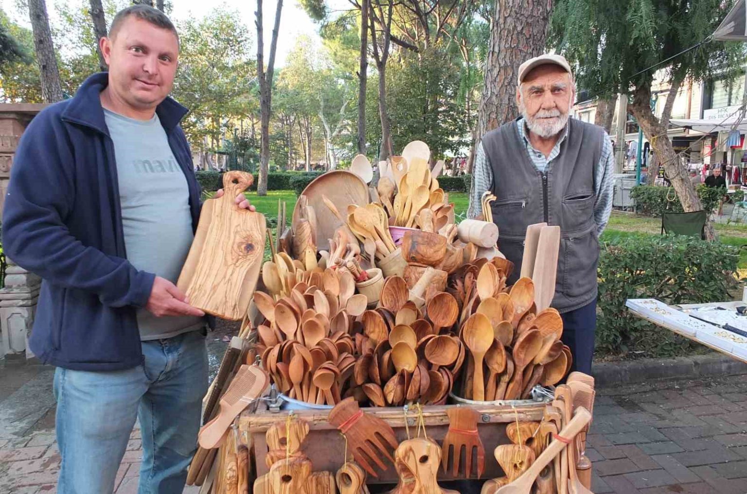 yakacak-olarak-kullanilan-zeytin-odunlarini-mutfak-gereclerine-donusturuyor