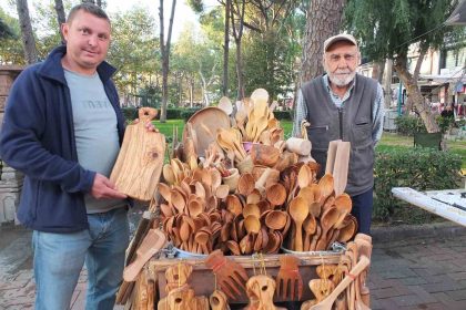 yakacak-olarak-kullanilan-zeytin-odunlarini-mutfak-gereclerine-donusturuyor