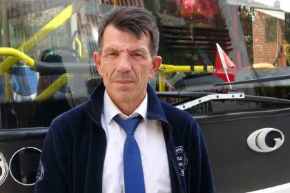 yarali-kopegi-kurtarmak-icin-seferini-yarida-birakan-halk-otobusu-soforunden-insanlik-dersi