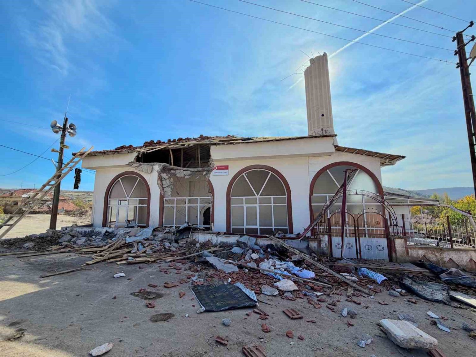 yikilan-caminin-tadilatina-sincan-belediyesinden-anlamli-destek