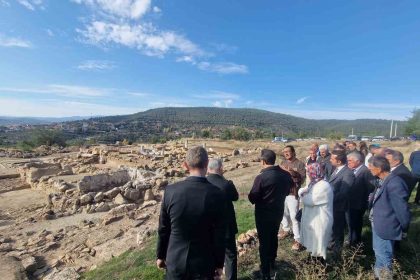 4-bin-yillik-hyllarima-antik-kentinde-zeytin-hasadi