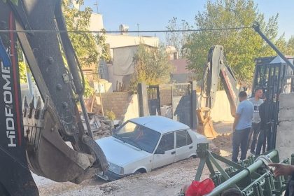 adiyamanda-otomobil-alt-yapi-cukurunda-mahsur-kaldi