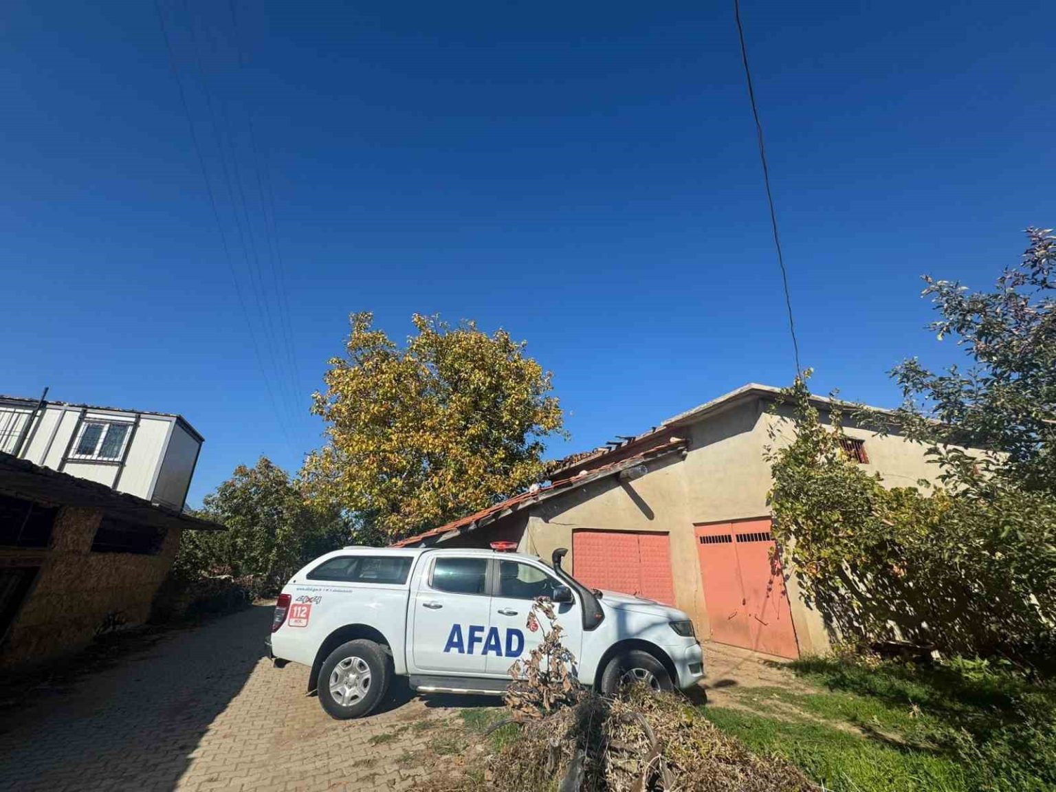 afad-ekipleri-egirdirde-obruk-olusan-elma-bahcesinde-inceleme-yapti