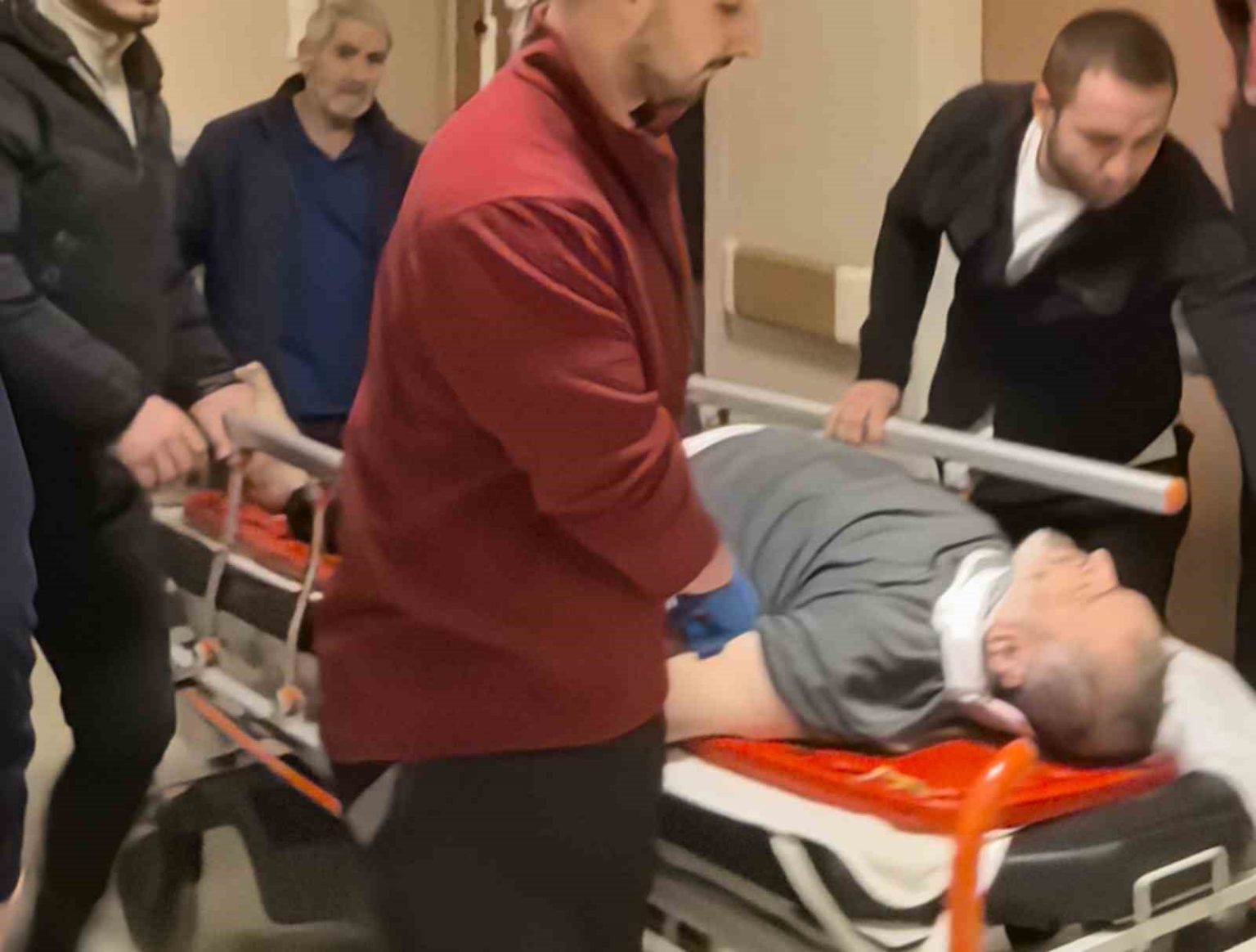 agaca-cikmak-isterken-dusen-adam-agir-yaralandi