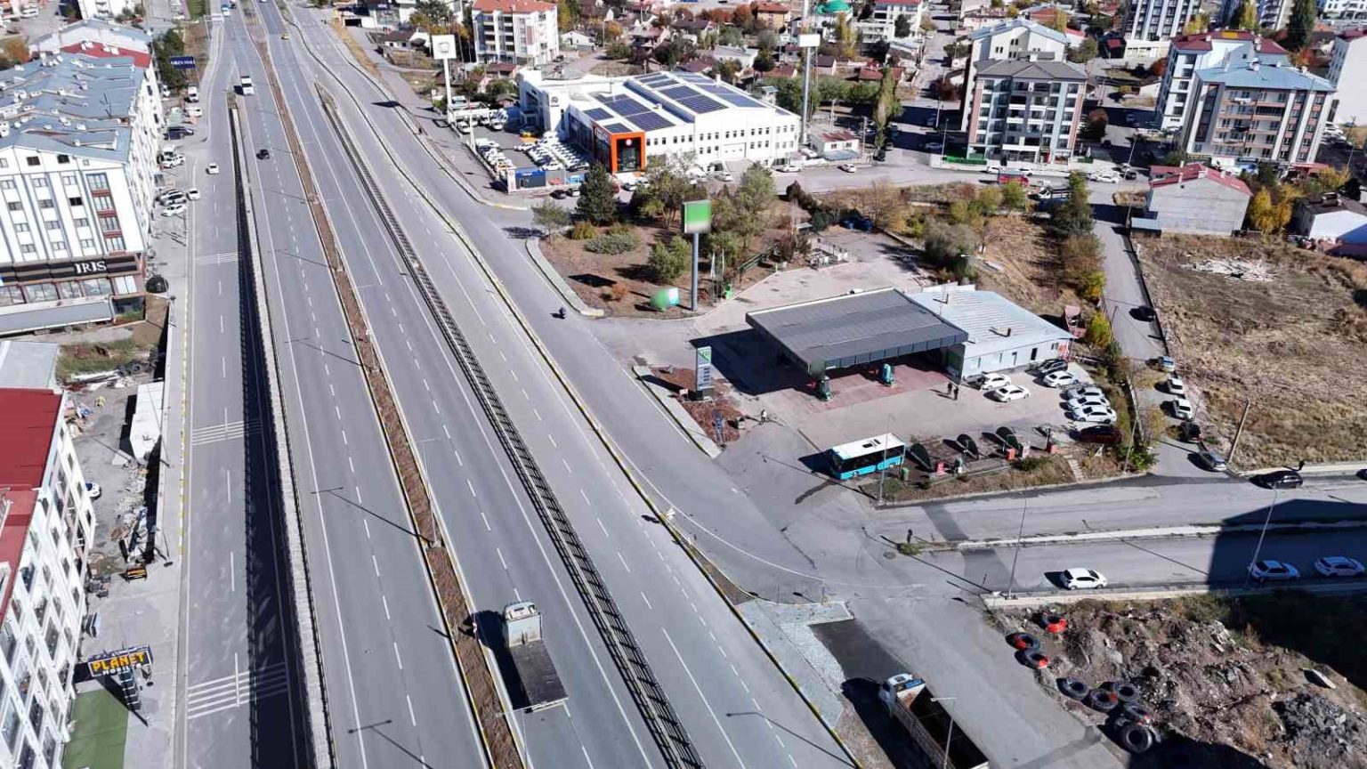 akaryakit-istasyonuna-giden-yollar-kapatildi-isletmecisi-ucan-arabalar-istedi