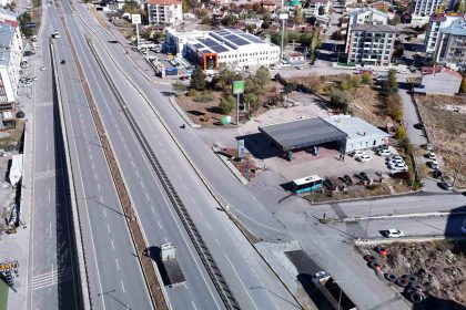 akaryakit-istasyonuna-giden-yollar-kapatildi-isletmecisi-ucan-arabalar-istedi