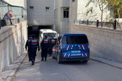 aksarayda-1-kisiyi-oldurup-2-kisiyi-yaralayan-zanli-adliyede