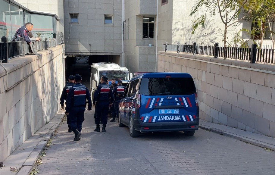 aksarayda-1-kisiyi-oldurup-2-kisiyi-yaralayan-zanli-adliyede