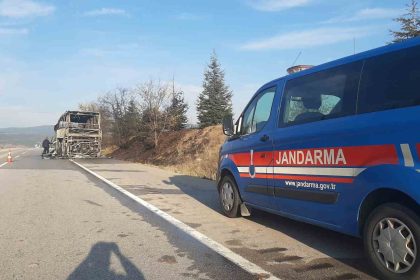 alev-topuna-donen-yolcu-otobusu-tamamen-yandi