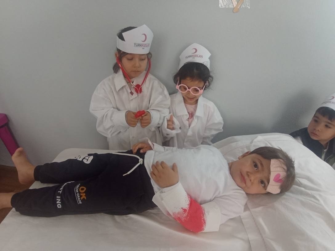 anamurda-miniklerden-kizilay-haftasi-etkinligi