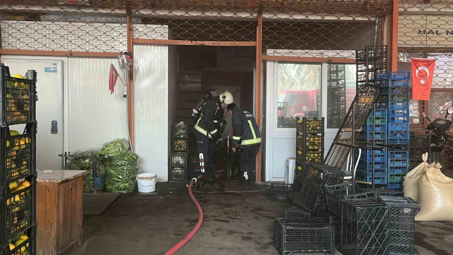 antalyada-sebze-ve-meyve-deposunda-yangin