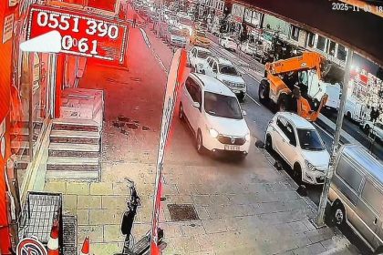 arnavutkoyde-kaldirima-cikan-otomobil-tehlike-sacti