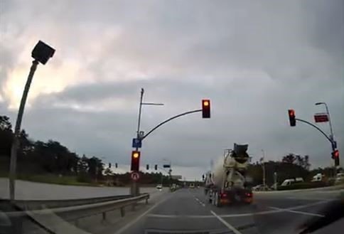 arnavutkoyde-kirmizi-isik-ihlali-faciaya-davetiye-cikardi