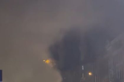 arnavutkoyde-seyir-halindeki-servis-araci-alev-alev-yandi