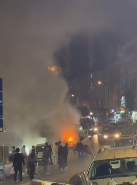 arnavutkoyde-seyir-halindeki-servis-araci-alev-alev-yandi