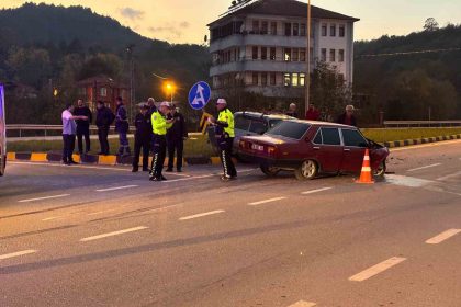 bartinda-kavsakta-iki-otomobil-carpisti-6-yarali