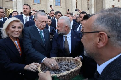 baskan-pehlivandan-cumhurbaskani-erdogana-incir-ikrami