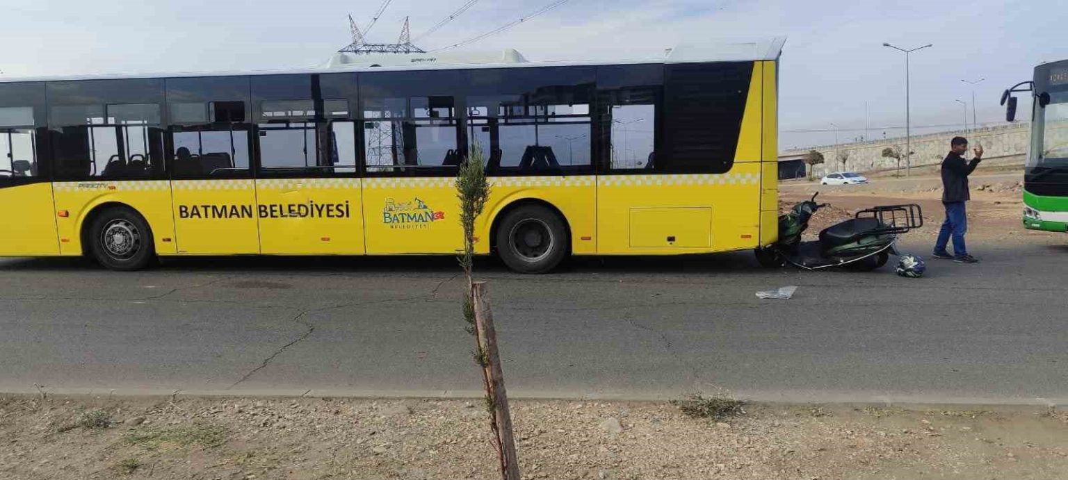 batmanda-motosiklet-halk-otobusune-carpti-1-yarali