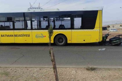 batmanda-motosiklet-halk-otobusune-carpti-1-yarali