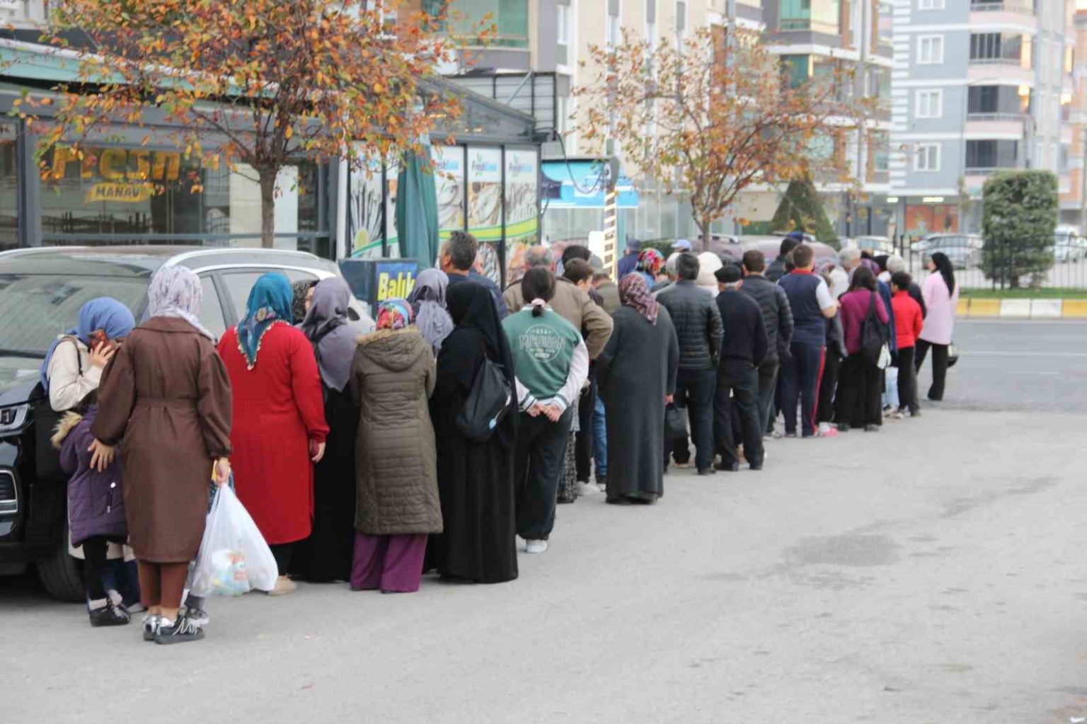 corumda-hamsinin-kilosu-40-liraya-dustu-metrelerce-uzunlukta-kuyruk-olustu