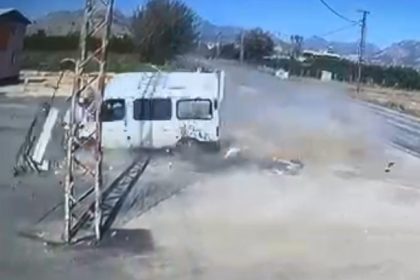 devrilen-minubusun-surucusu-yaralandi-kaza-ani-kamerada