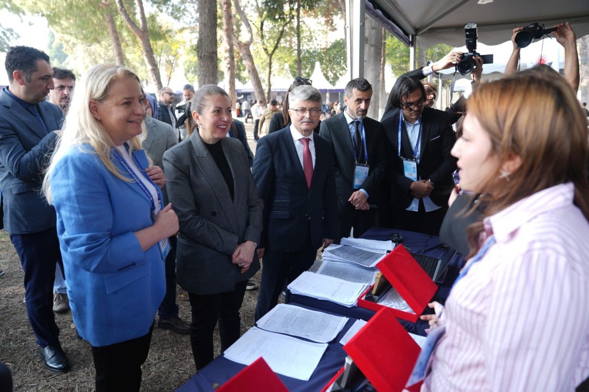 ege-universitesinde-kutup-bilimleri-sempozyumu-ve-senligi