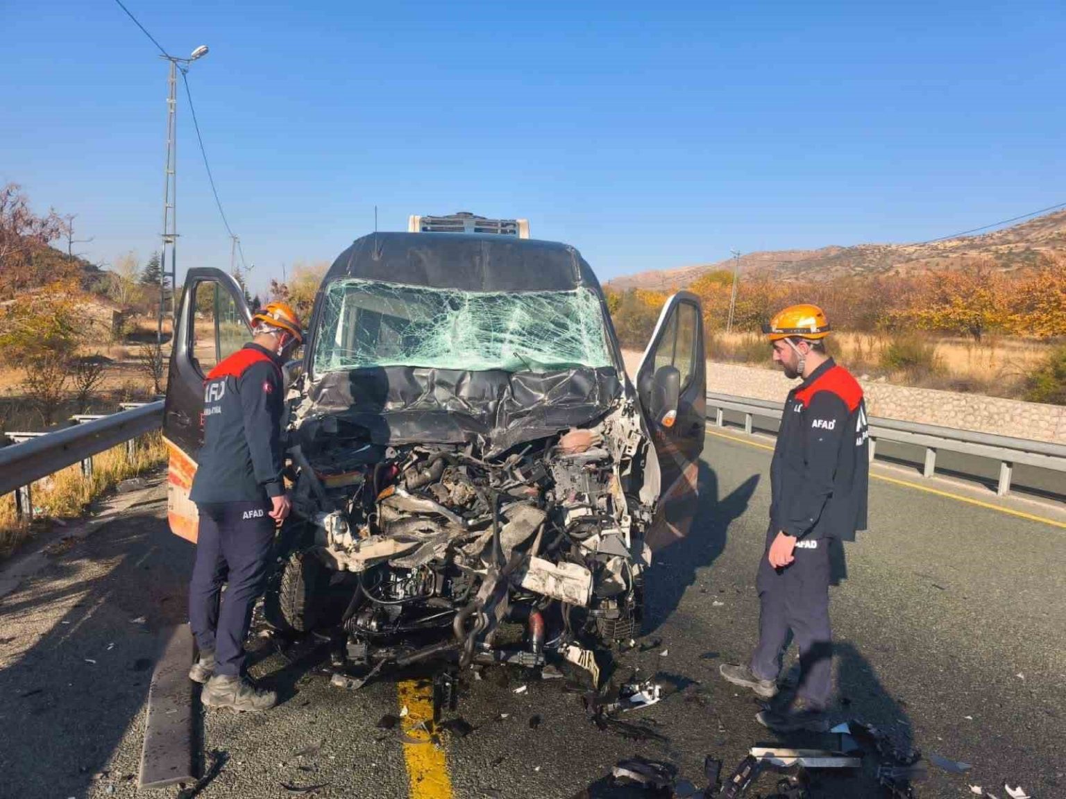 elazigda-minibus-ile-kamyon-carpisti-1-yarali