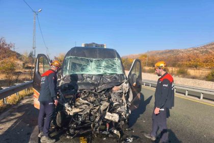 elazigda-minibus-ile-kamyon-carpisti-1-yarali