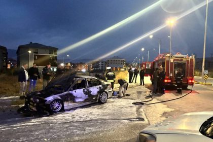 erzincanda-seyir-halindeki-otomobil-alev-aldi-2-kisi-son-anda-kurtuldu