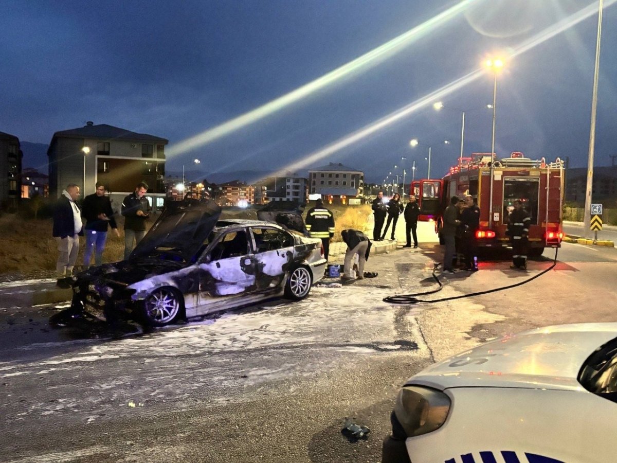 erzincanda-seyir-halindeki-otomobil-alev-aldi-2-kisi-son-anda-kurtuldu