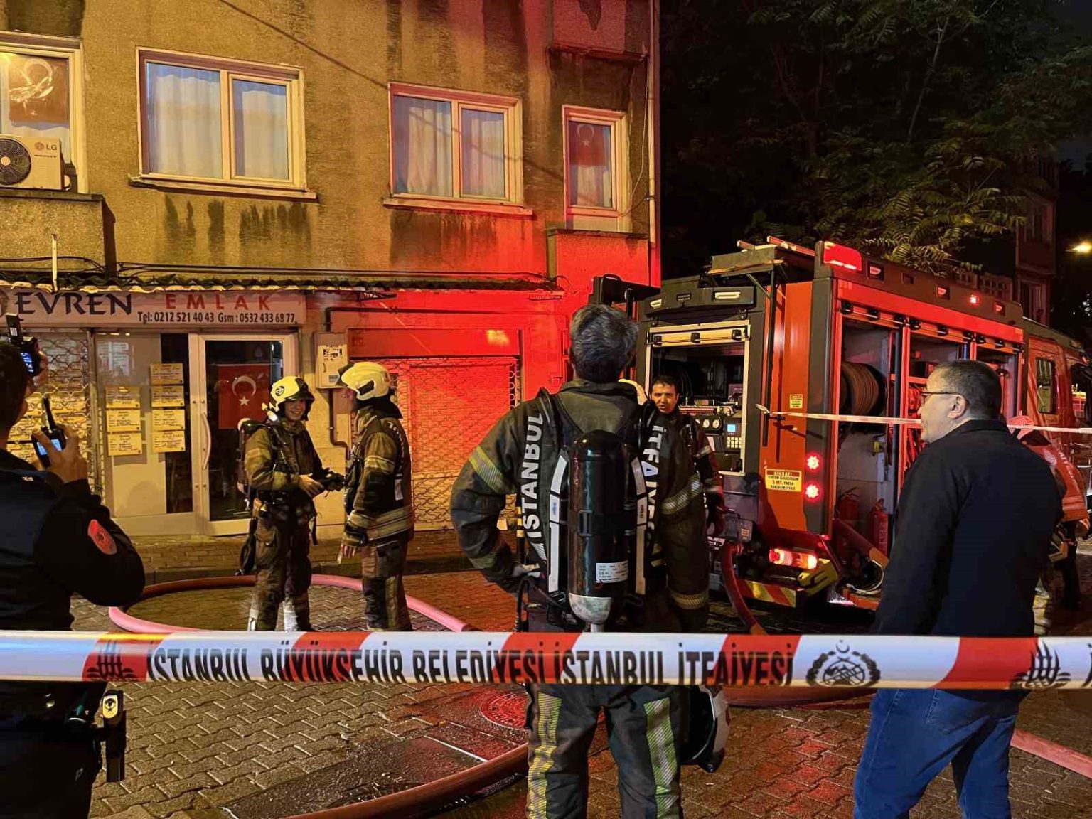 fatihte-3-katli-binanin-catisinda-korkutan-yangin