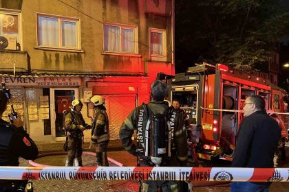 fatihte-3-katli-binanin-catisinda-korkutan-yangin